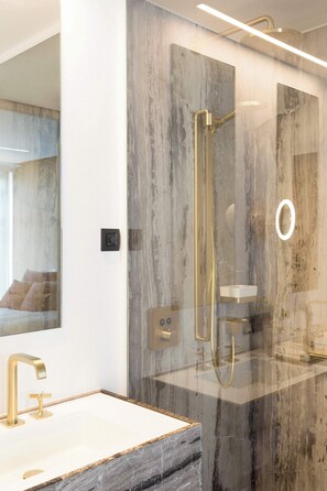 Ducha, secador de pelo, toallas