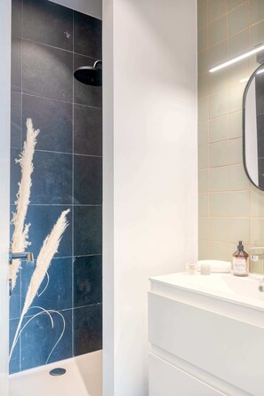 Regadera, toallas, papel de baño