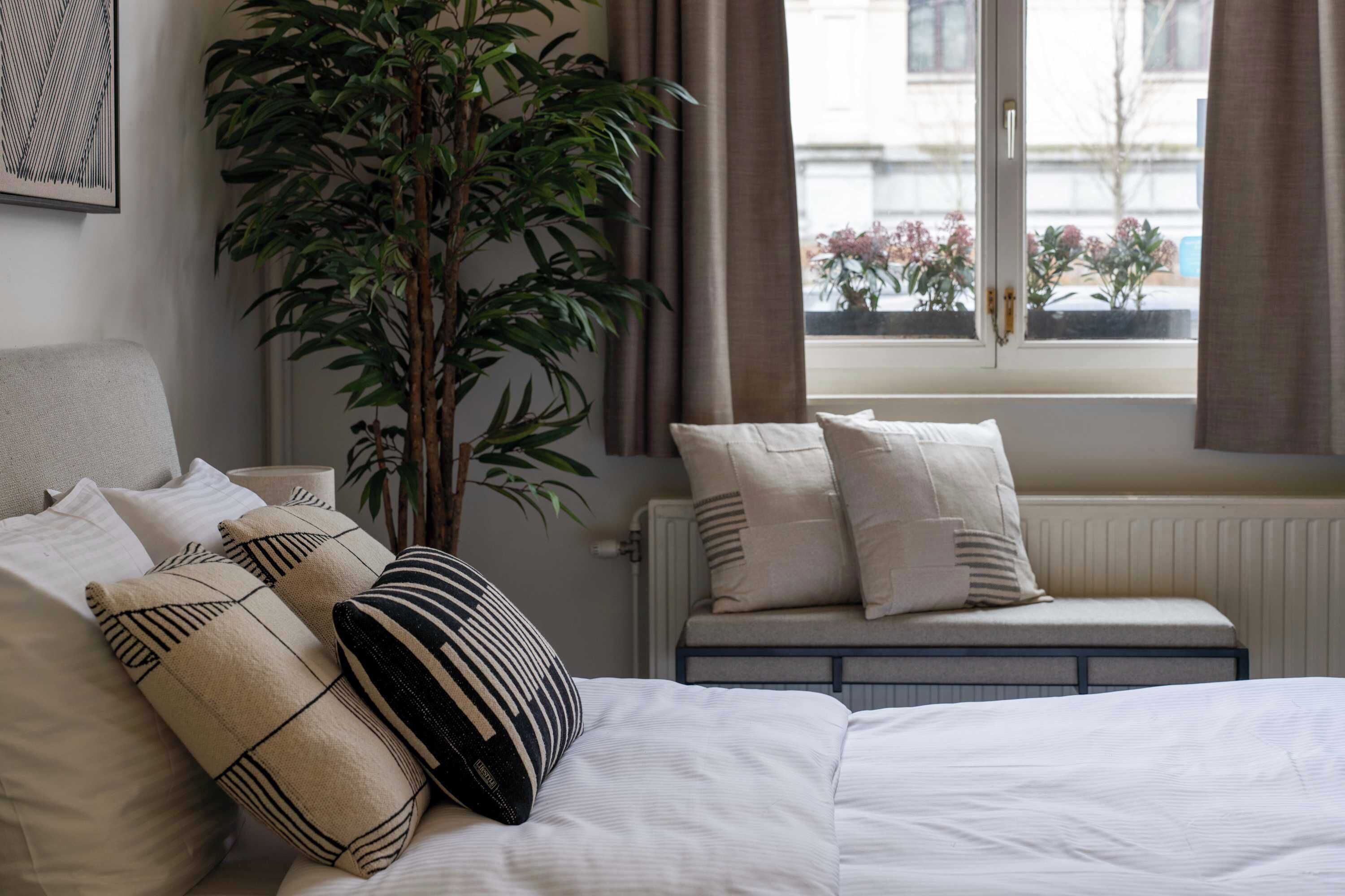 Schreibtisch, Reisekinderbett, WLAN, Bettwäsche