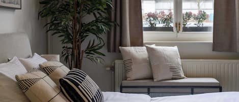 Escritorio, cuna de viaje, wifi y ropa de cama