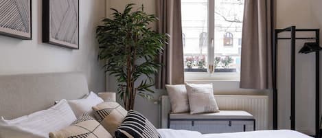 Skrivebord, reiseseng for barn, wi-fi og sengetøy