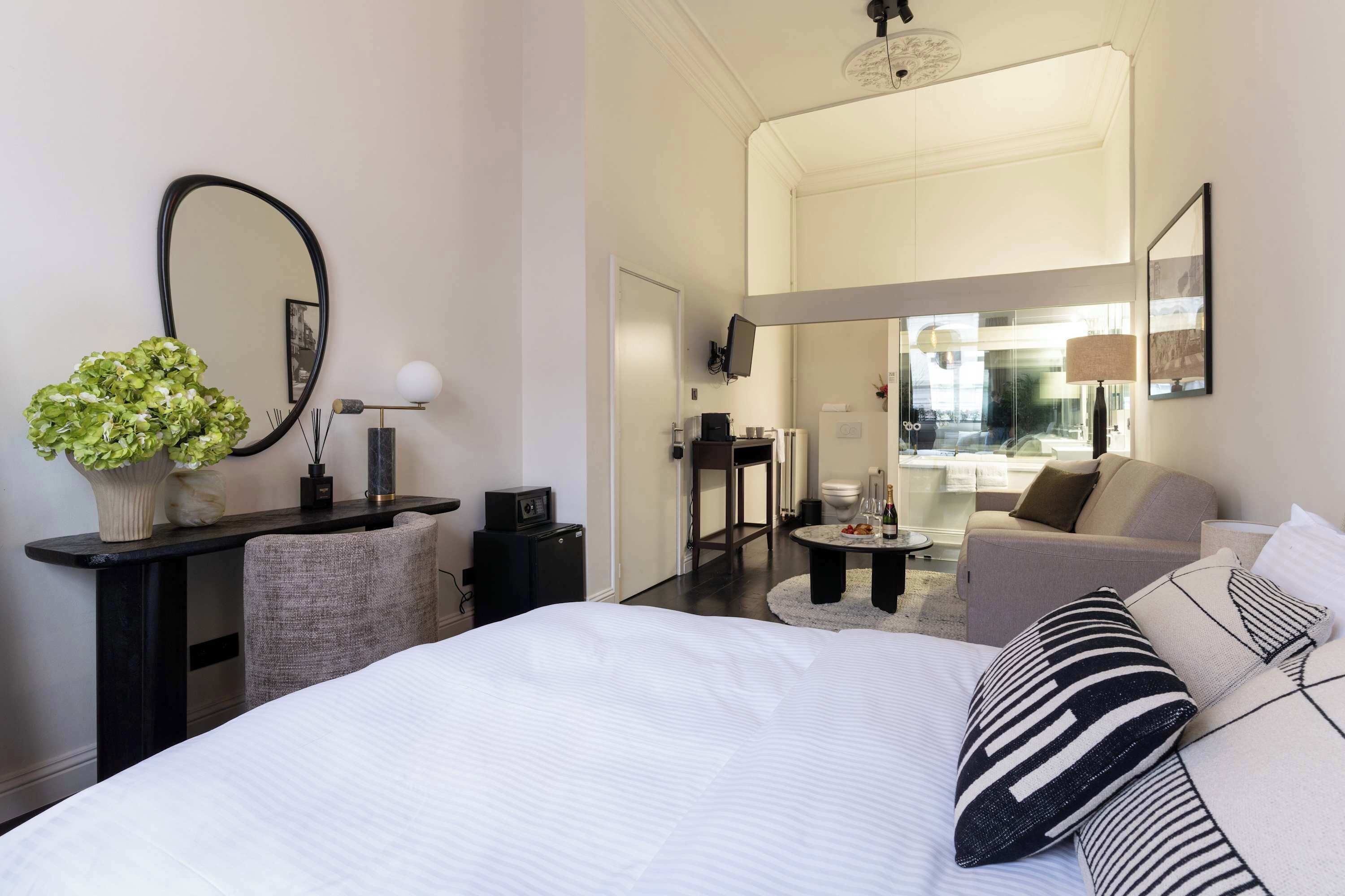 Skrivbord, resesäng, wi-fi och sängkläder