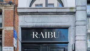 Una puerta doble negra con el nombre "RAIBU" en la parte superior.