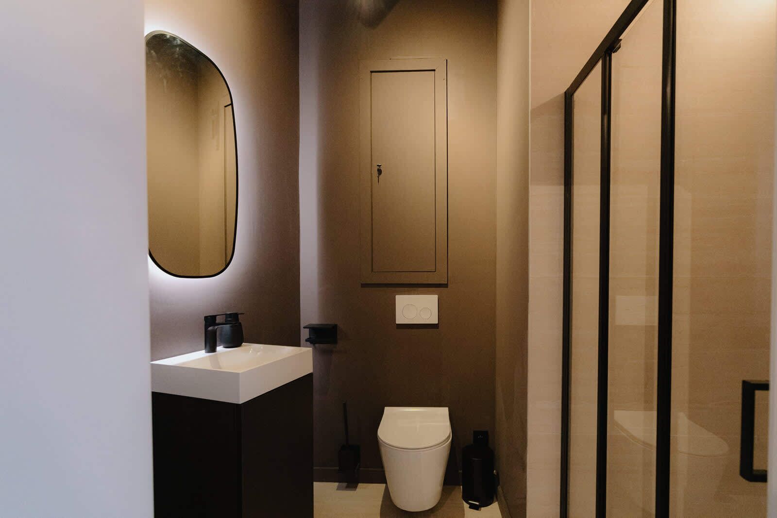 Een douche, een haardroger, handdoeken