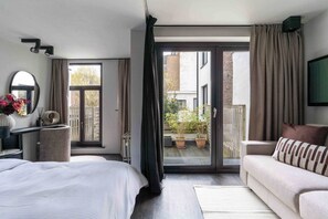 書桌、可攜式嬰兒床、Wi-Fi、床單