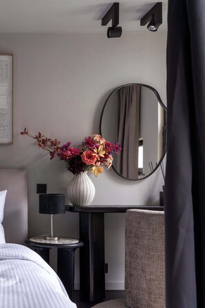 Desk, travel cot, WiFi, bed sheets - Stylish Suite with Private Patio – Perfect for 4 (Antwerpen)