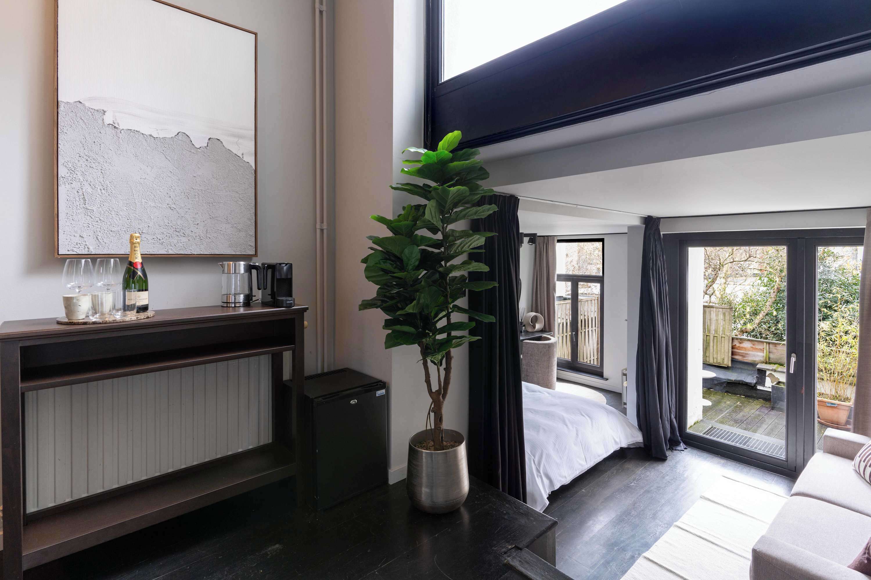 Desk, travel crib, WiFi, bed sheets