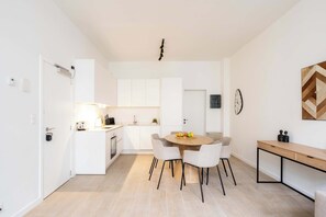 Fridge, oven, stovetop, dishwasher - Comfortable Urban Retreat for 6 in Central Antwerp (Antwerpen)