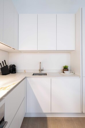 Een koelkast, een oven, een kookplaat, een vaatwasser