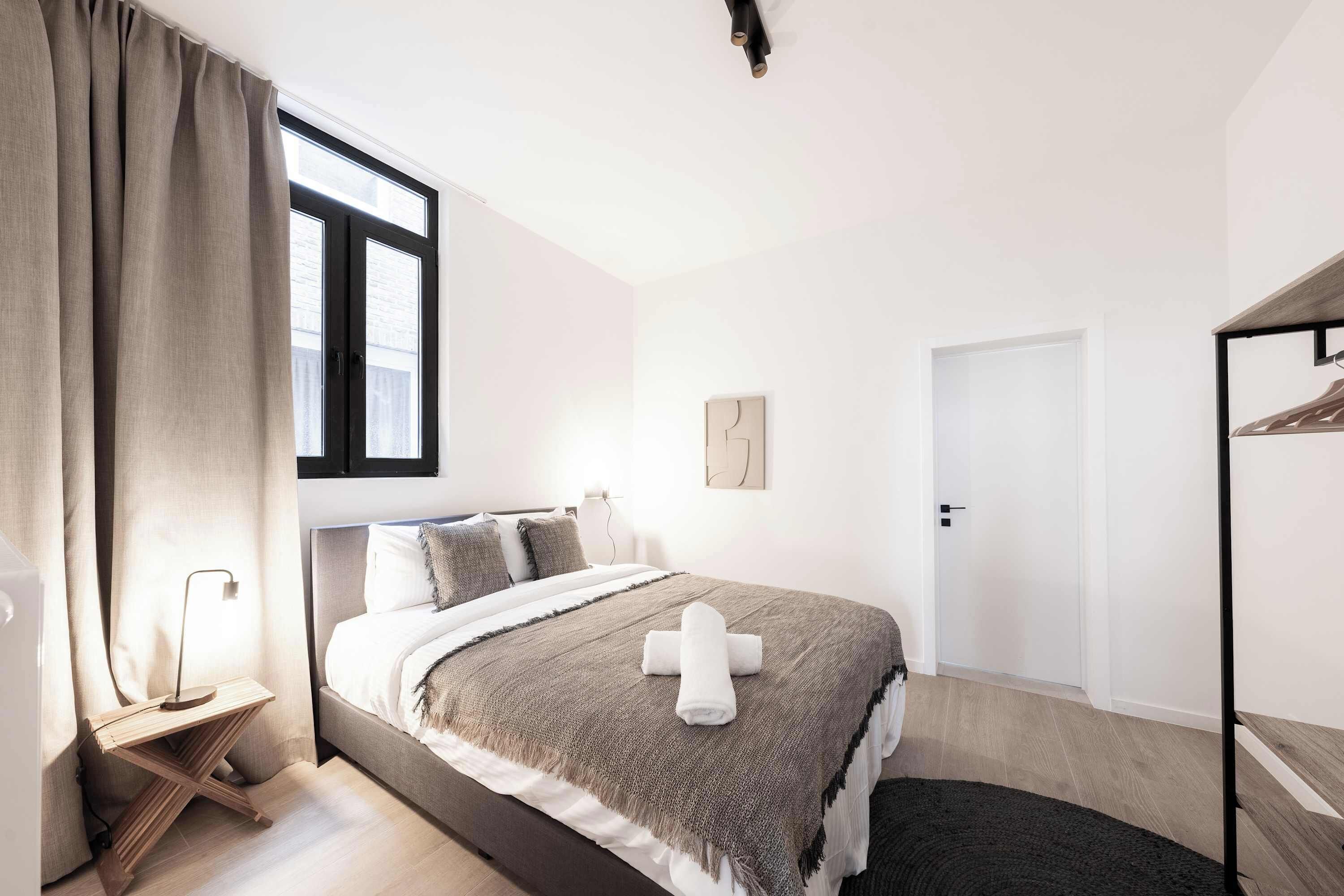 Een bureau, een strijkplank/strijkijzer, reisbedje, wifi