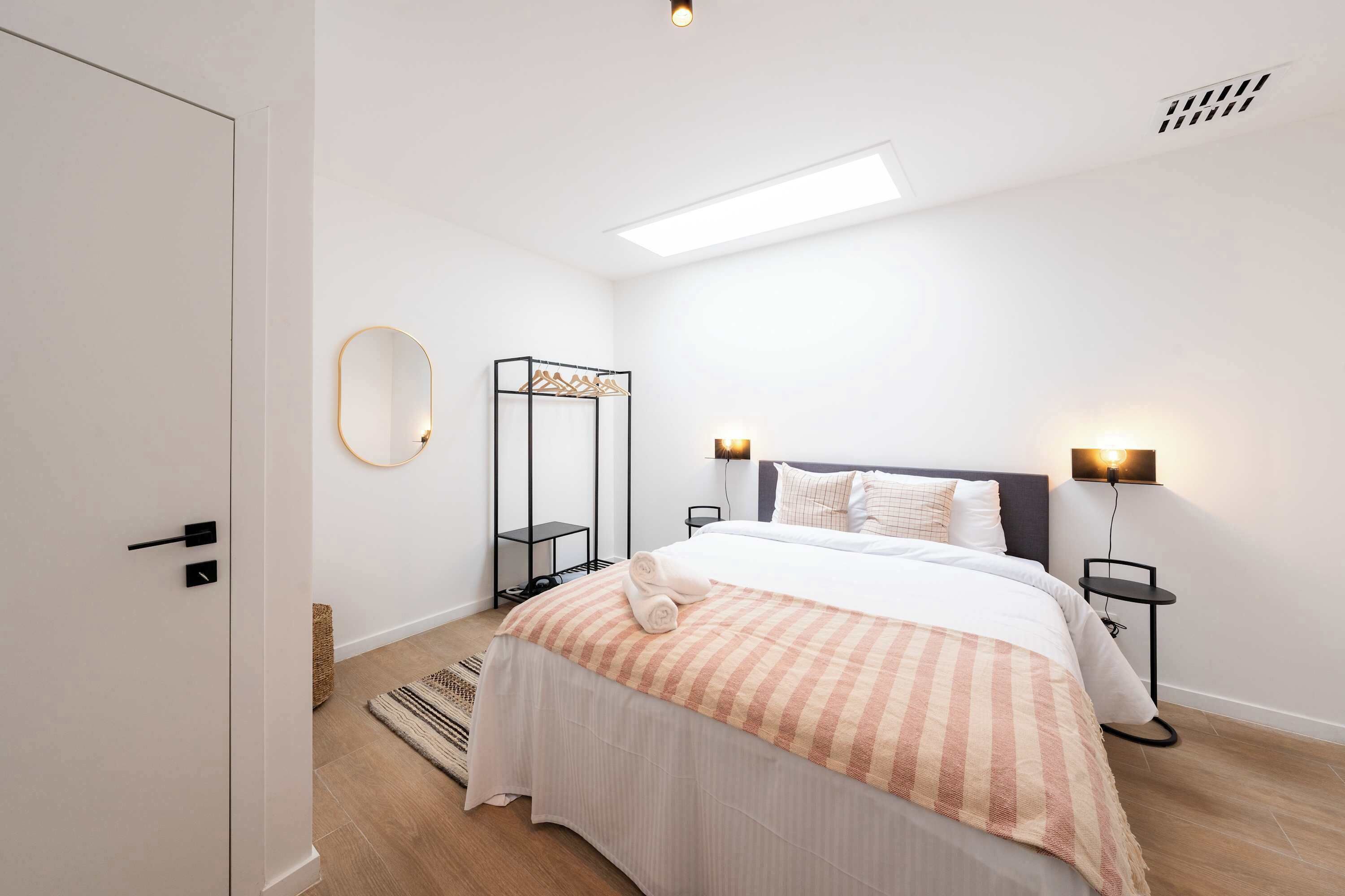 3 slaapkamers, een bureau, een strijkplank/strijkijzer, reisbedje