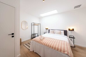 3 slaapkamers, een bureau, een strijkplank/strijkijzer, reisbedje