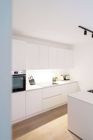 Een koelkast, een oven, een kookplaat, een vaatwasser