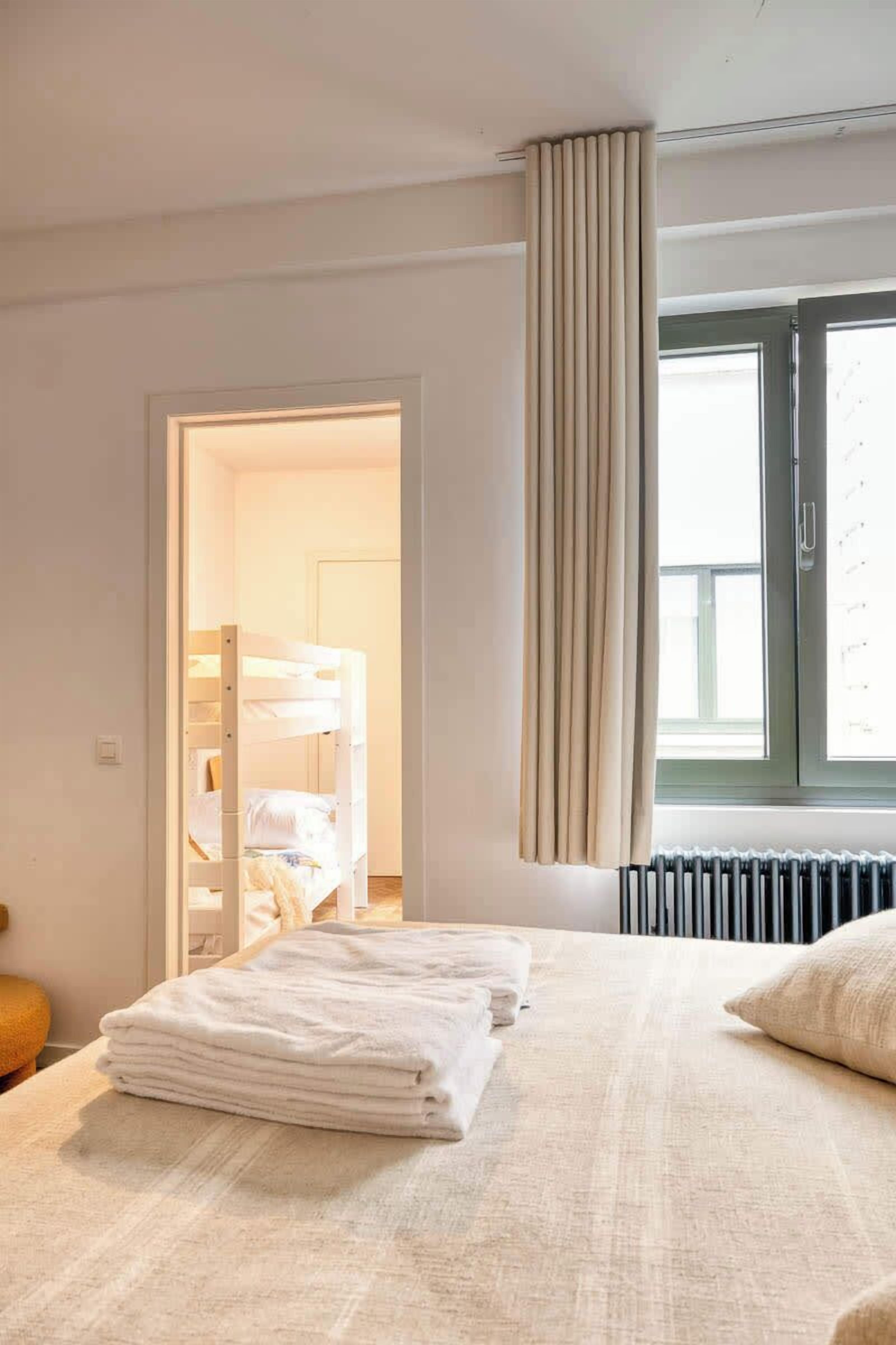 Desk, travel cot, WiFi, bed sheets