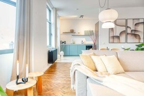 TV, offices - Bright 2BR Flat in Antwerp City (Antwerpen)