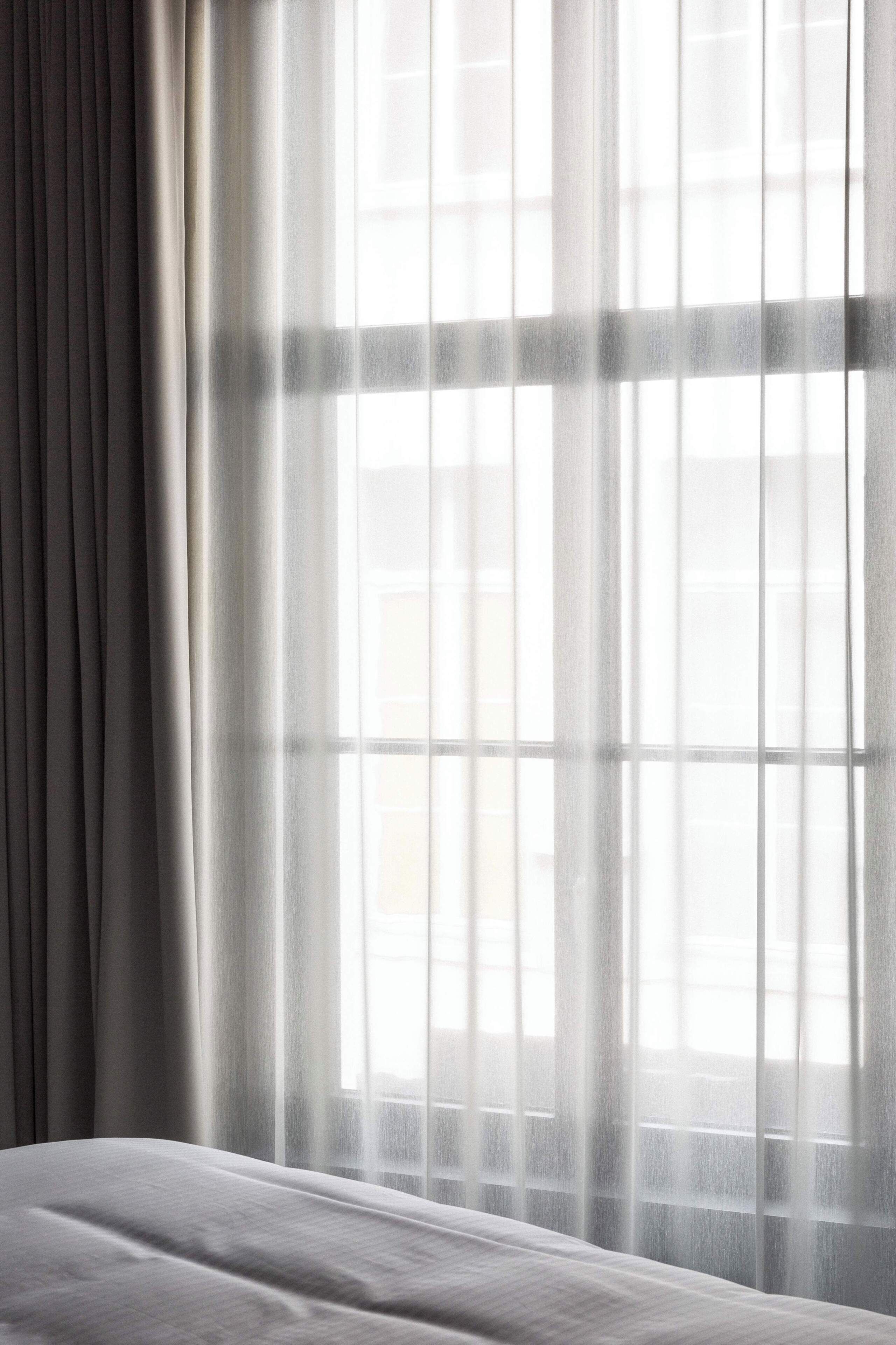 Een bureau, een strijkplank/strijkijzer, wifi, beddengoed