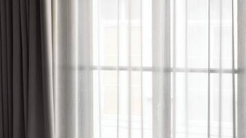 Een bureau, een strijkplank/strijkijzer, wifi, beddengoed