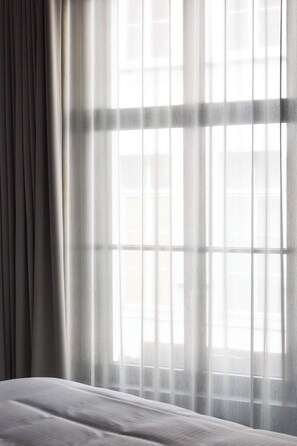 Een bureau, een strijkplank/strijkijzer, wifi, beddengoed