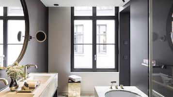 Douche, sèche-cheveux, serviettes fournies