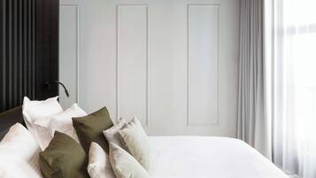 Een bureau, een strijkplank/strijkijzer, wifi, beddengoed