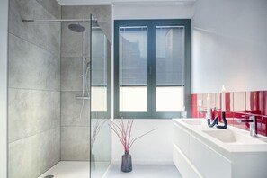 Dusche, Haartrockner, Handtücher, Shampoo