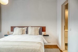 Desk, travel cot, WiFi, bed sheets - Smart and cosy 4P Apt in Antwerp with balcony (Antwerpen)