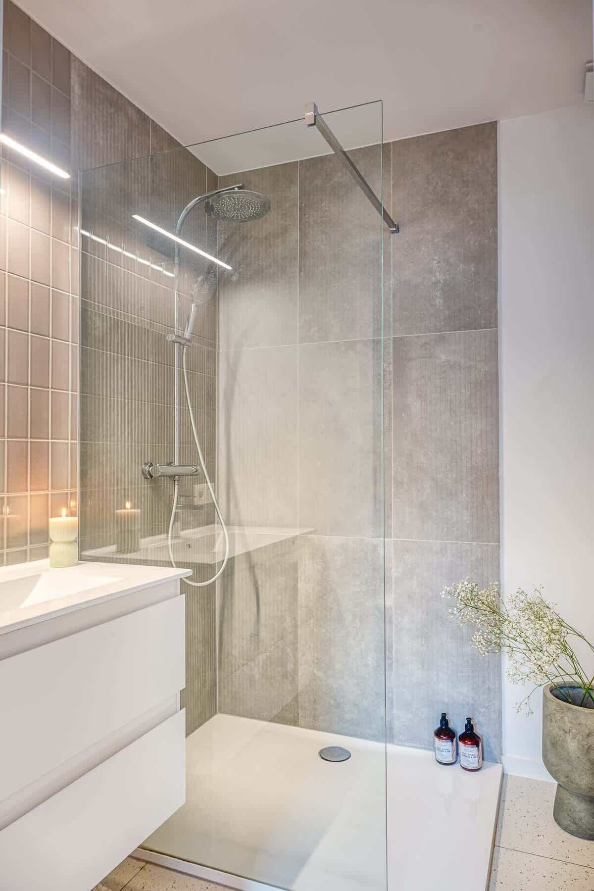 Chuveiro, secador de cabelo, toalhas de banho 