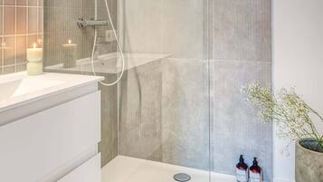 Chuveiro, secador de cabelo, toalhas de banho