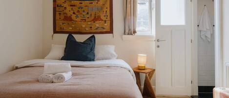 WiFi, bed sheets