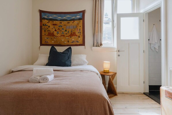 WiFi, bed sheets