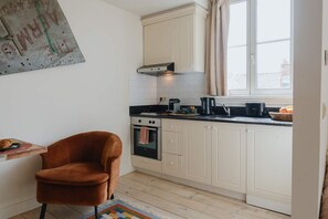 Fridge, oven, stovetop, coffee/tea maker