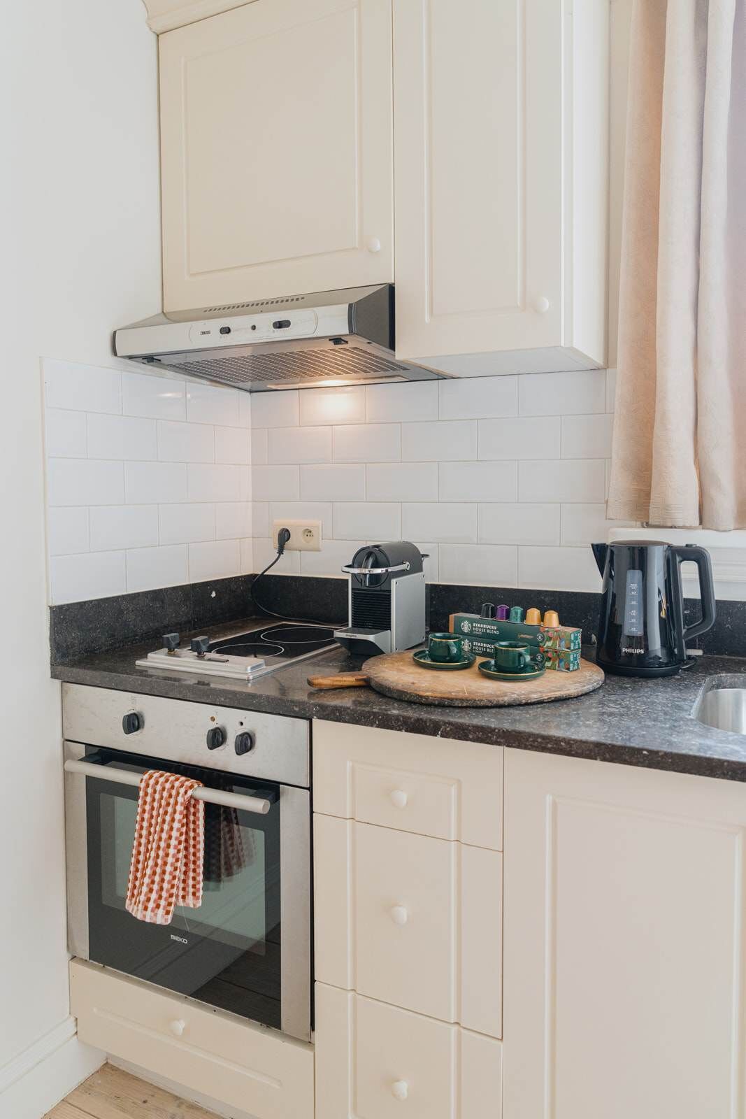 Kjøleskap, ovn, kokeplater og kaffetrakter/tekoker