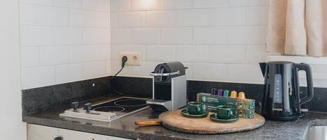 Kjøleskap, ovn, kokeplater og kaffetrakter/tekoker