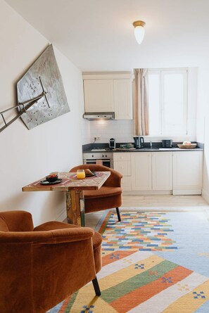 Fridge, oven, stovetop, coffee/tea maker