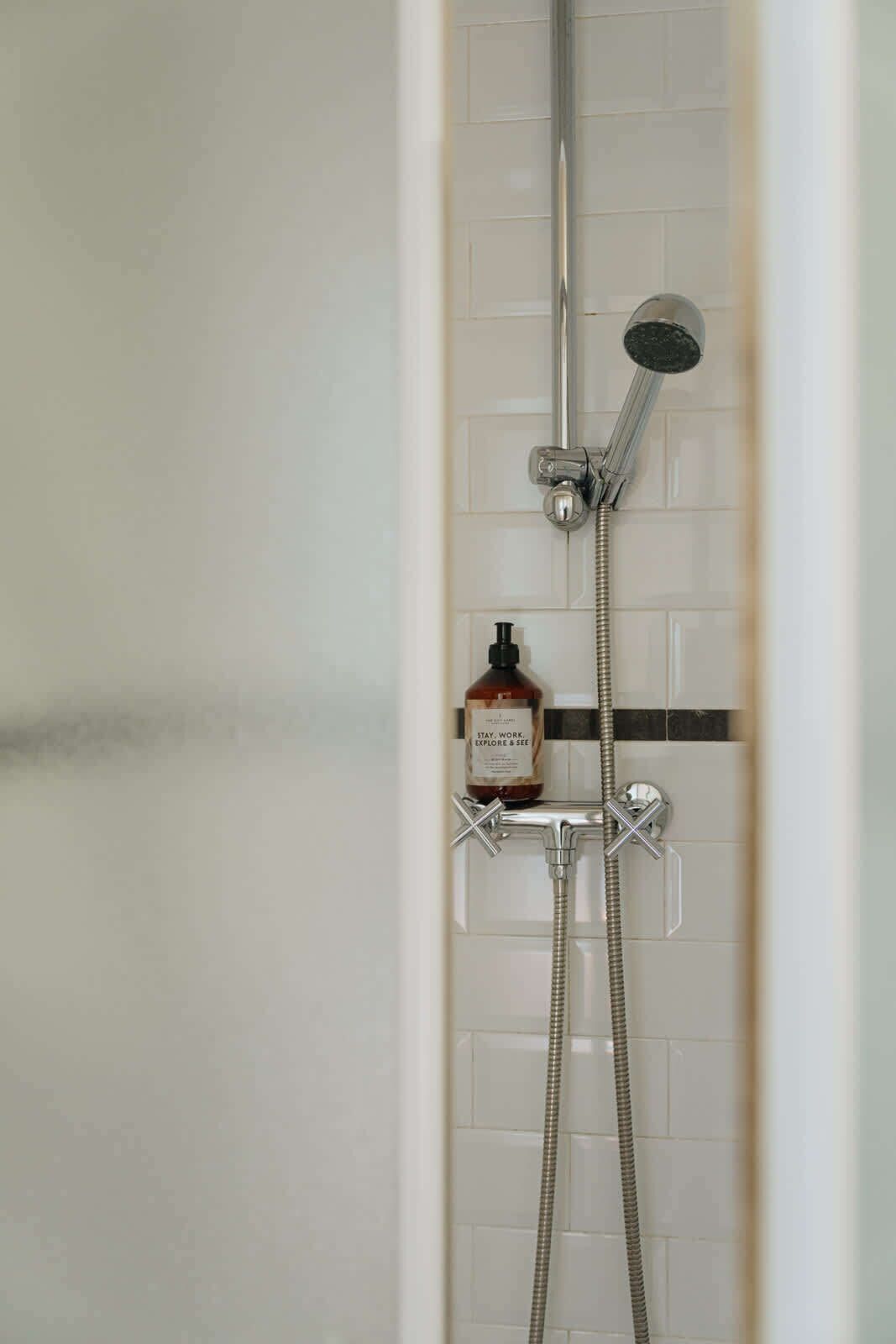 Ducha, secador de pelo, toallas