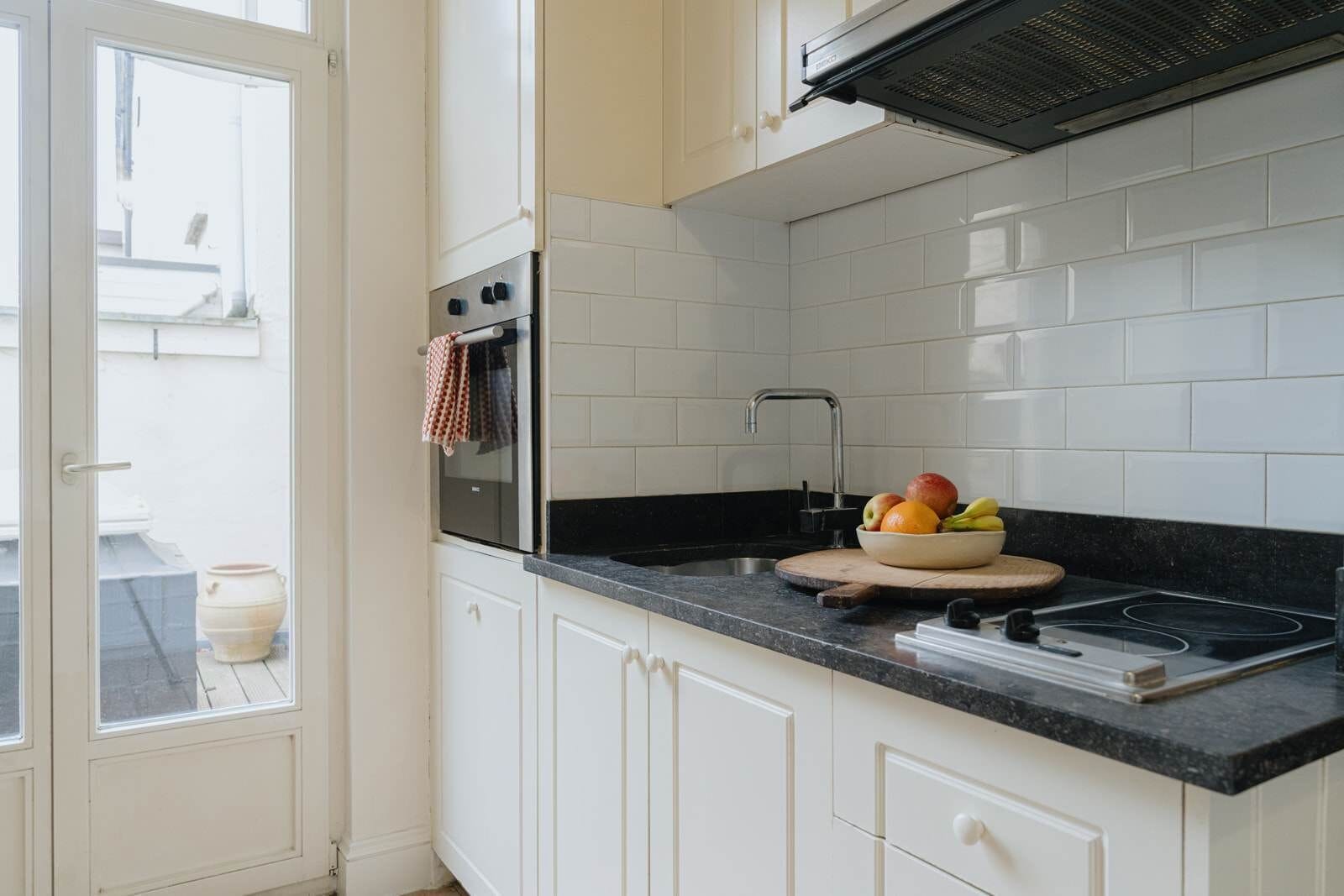 Een koelkast, een oven, een kookplaat, een vaatwasser