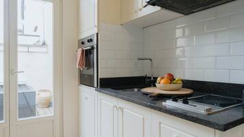 Een koelkast, een oven, een kookplaat, een vaatwasser