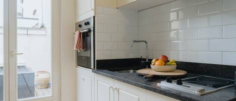 Kjøleskap, ovn, kokeplater og oppvaskmaskin