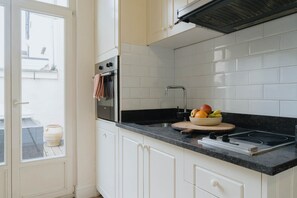 Een koelkast, een oven, een kookplaat, een vaatwasser