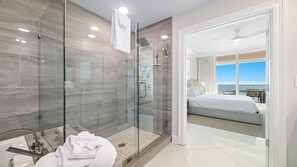 Dusche, Whirlpool, Haartrockner, Handtücher