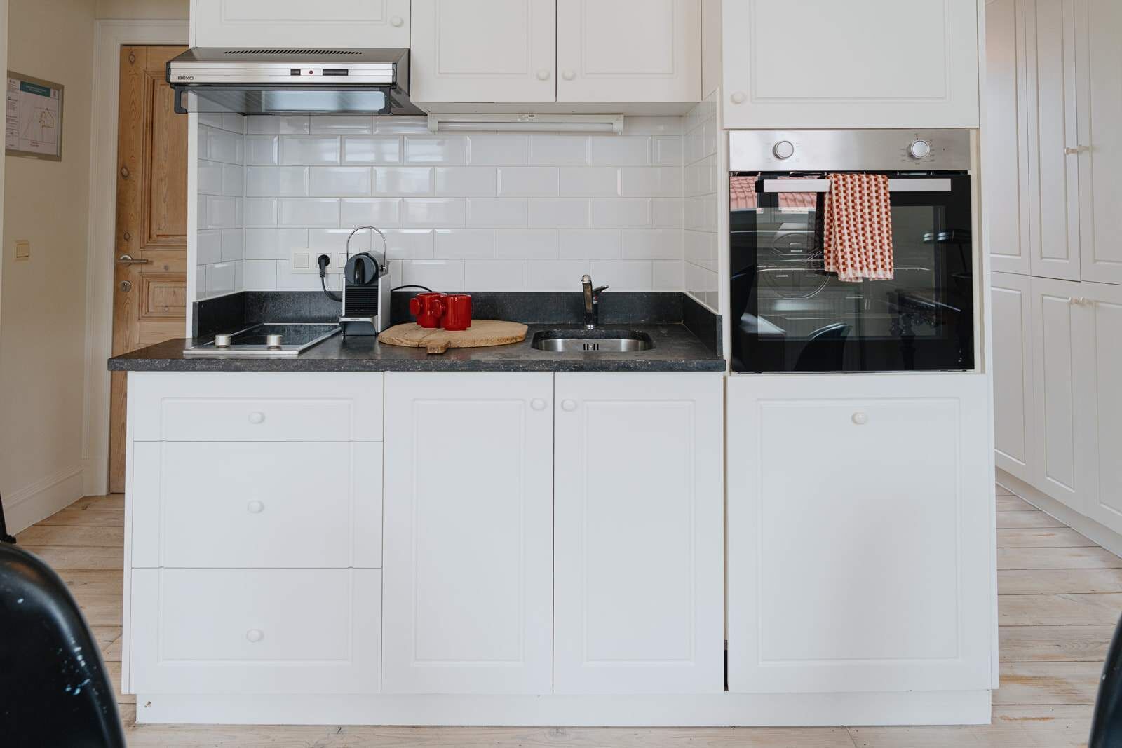 Jääkaappi, uuni, liesi, astianpesukone