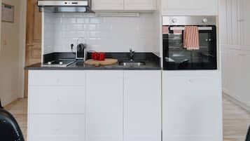 Jääkaappi, uuni, liesi, astianpesukone