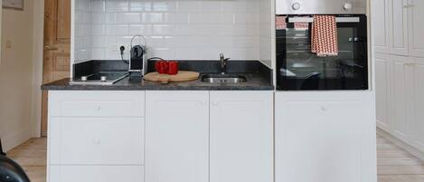 Kjøleskap, ovn, kokeplater og oppvaskmaskin