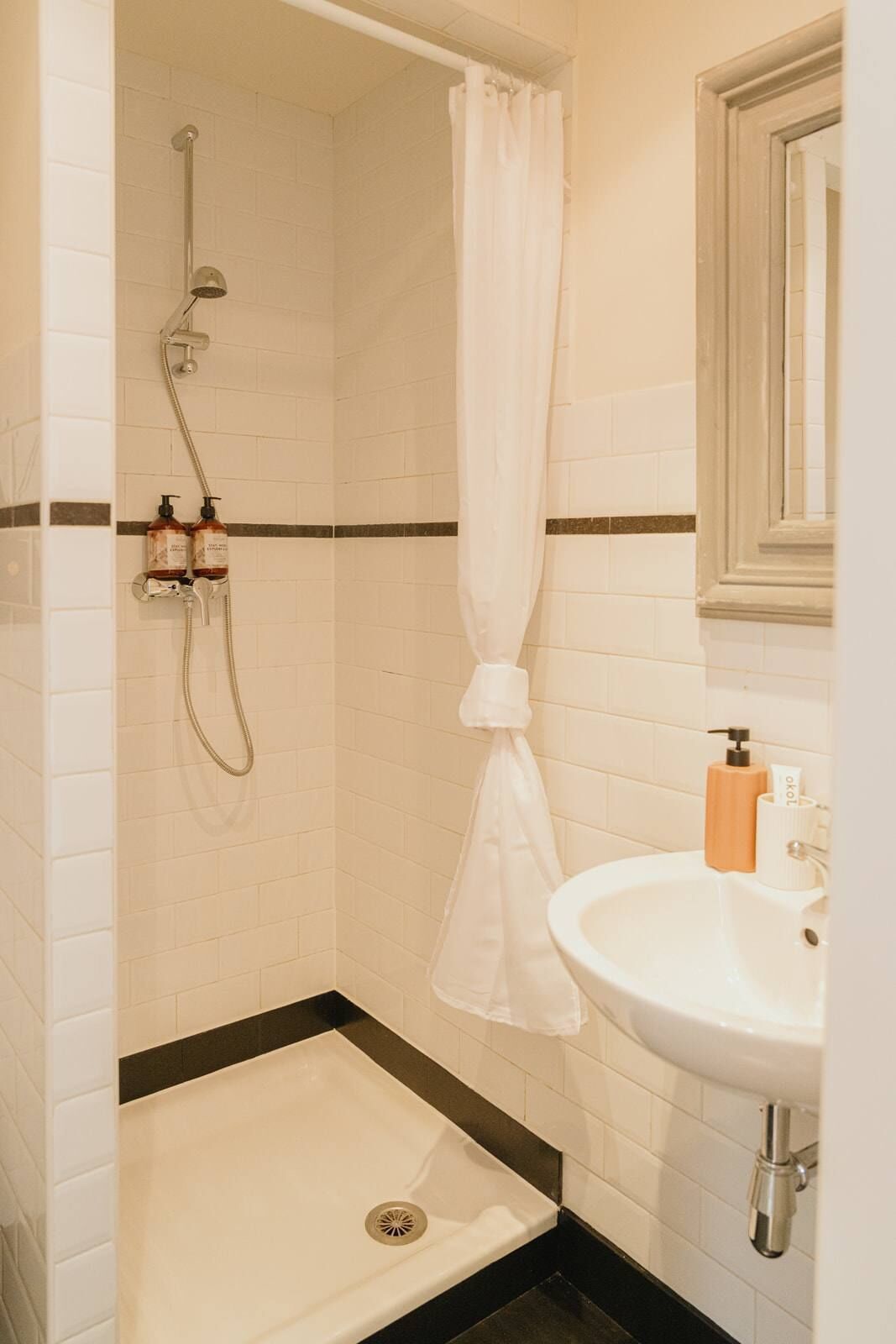 Chuveiro, secador de cabelo, toalhas de banho 