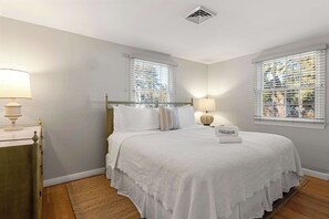 3 bedrooms, desk, iron/ironing board, WiFi - Steps to Bayside Beach, Central AC, Large Backyard! (Brewster)