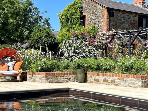 *Exclusive Hire* Pirvate Home Hotel Service w/ Heated Pool Hot Tub