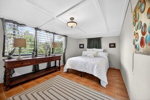 4 bedrooms, iron/ironing board, bed sheets