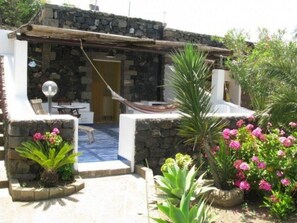 Terrace/patio - Dammuso Ibiscus mit Blick aufs Wasser by Interhome (Pantelleria)