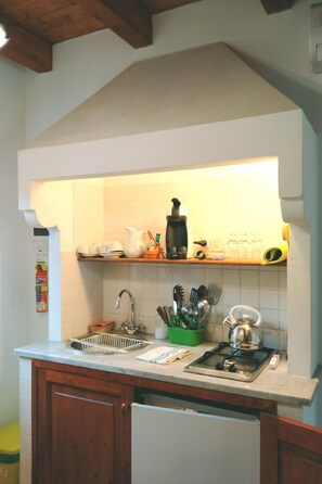 Réfrigérateur, micro-ondes, batterie de cuisine, vaisselle et ustensiles