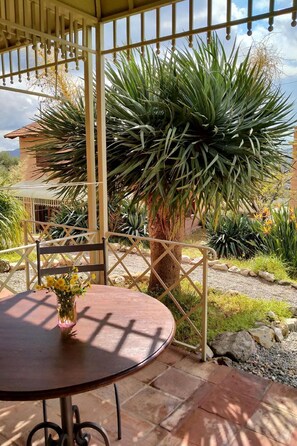 Outdoor dining - 'Suite Ficodindia by Interhome (Santa Flavia)